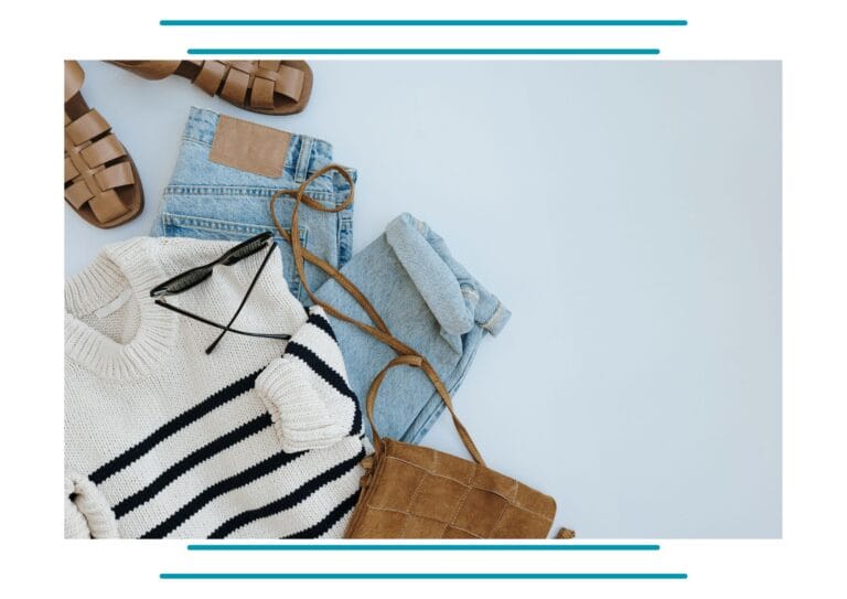 kompozycja na płasko zawierająca sweter dżinsy okulary torebkę i sandały