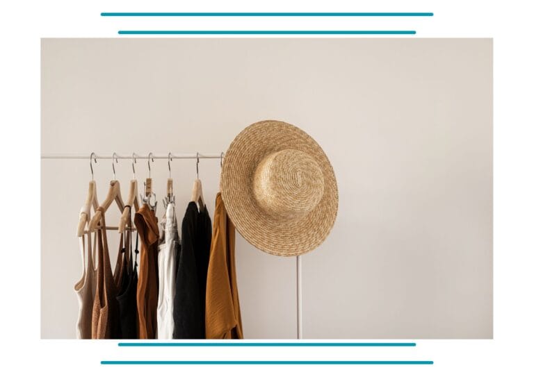 stojak na ubrania z wieszakami oraz słomkowy kapelusz